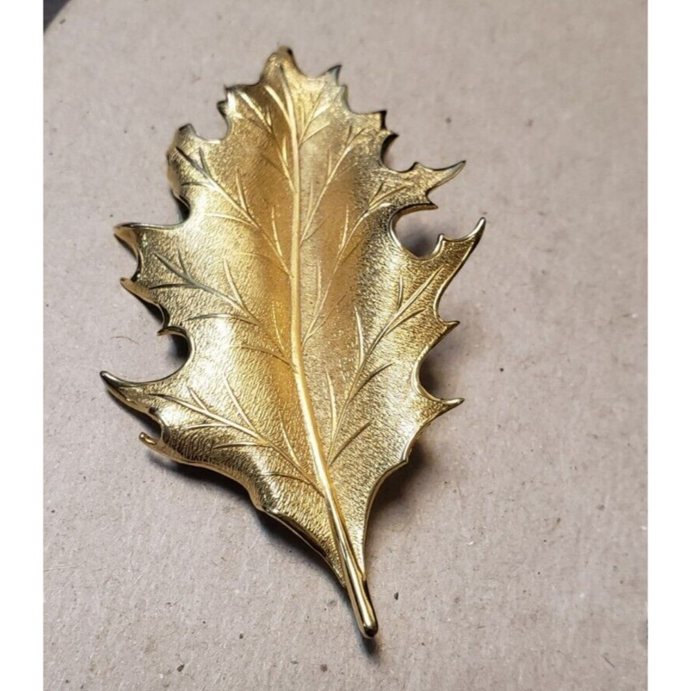 Vintage Giovanni Gold Tone Leaf Brooch-Pin